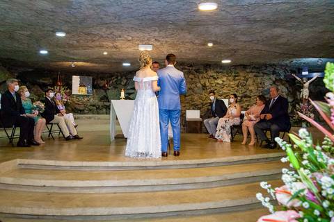 foto dos noivos no altar da igreja, foto casamento gruta alphaville, foto casamento alphaville, foto casamento barueri'