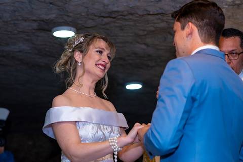 foto da noiva sorrindo para o noivo no altar, foto casamento gruta alphaville, foto casamento alphaville, foto casamento barueri'