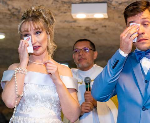 foto dos noivos chorando no altar, foto casamento gruta alphaville, foto casamento alphaville, foto casamento barueri'
