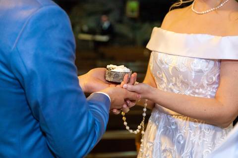 foto dos noivos segurando as alianças no altar, foto casamento gruta alphaville, foto casamento alphaville, foto casamento barueri'