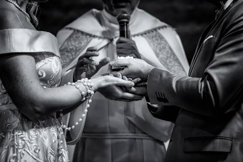 foto do padre abençoando as alianças nas mãos dos noivos, foto casamento gruta alphaville, foto casamento alphaville, foto casamento barueri'