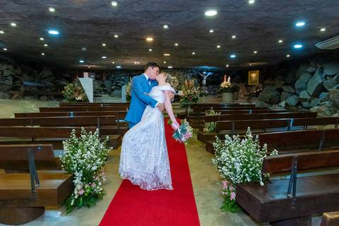 foto dos noivos se beijando na igreja, foto casamento gruta alphaville, foto casamento alphaville, foto casamento barueri'