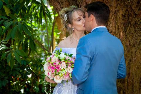 foto dos noivos se beijando na parte externa da igreja,  foto casamento gruta alphaville, foto casamento alphaville, foto casamento barueri'