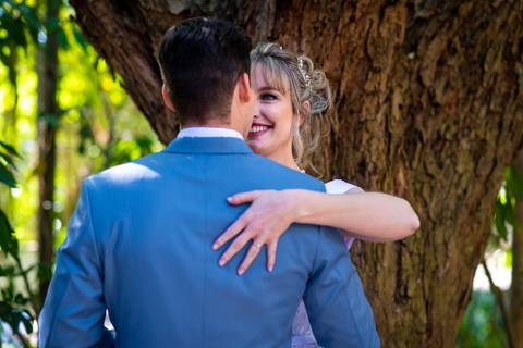 foto do detalhe de aliança no dedo da noiva com as mãos na costa do noivo, foto casamento gruta alphaville, foto casamento alphaville, foto casamento barueri'