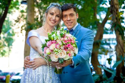 foto dos noivos segurando o buquê, foto casamento gruta alphaville, foto casamento alphaville, foto casamento barueri'