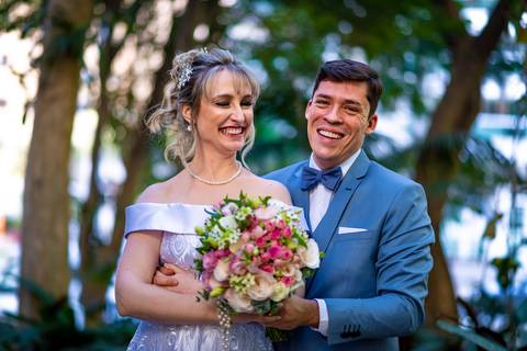 foto dos noivos com o buquê sorrindo, foto casamento gruta alphaville, foto casamento alphaville, foto casamento barueri'