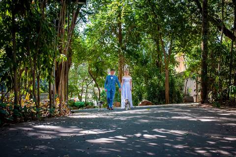 foto dos noivos passeando com os cachorros, foto casamento gruta alphaville, foto casamento alphaville, foto casamento barueri'