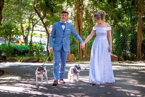 foto dos noivos com os cachorros passeando após o casamento, foto casamento gruta alphaville, foto casamento alphaville, foto casamento barueri'