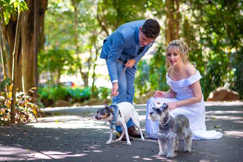 foto dos noivos com o pet no casamento,  foto casamento gruta alphaville, foto casamento alphaville, foto casamento barueri'