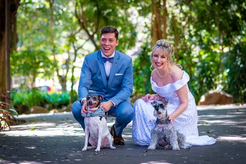 foto dos noivos com os cachorros sorrindo,  foto casamento gruta alphaville, foto casamento alphaville, foto casamento barueri'