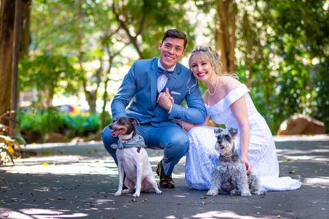 foto dos noivos com os pets no casamento, foto dos noivos com os cachorros no casamento, foto casamento gruta alphaville, foto casamento alphaville, foto casamento barueri'