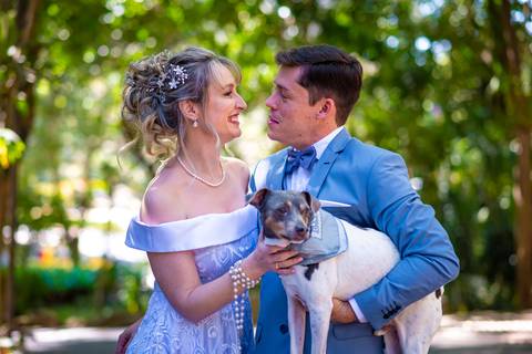 foto dos noivos com o pet no casamento, foto dos noivos com o cachorro no casamento, foto casamento gruta alphaville, foto casamento alphaville, foto casamento barueri'