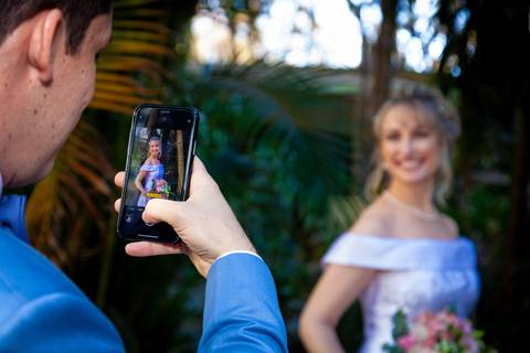 foto do noivo fazendo uma foto da noiva no casamento, foto casamento gruta alphaville, foto casamento alphaville, foto casamento barueri'