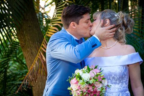 foto do noivo beijando a noiva após a cerimônia do casamento, foto casamento gruta alphaville, foto casamento alphaville, foto casamento barueri'