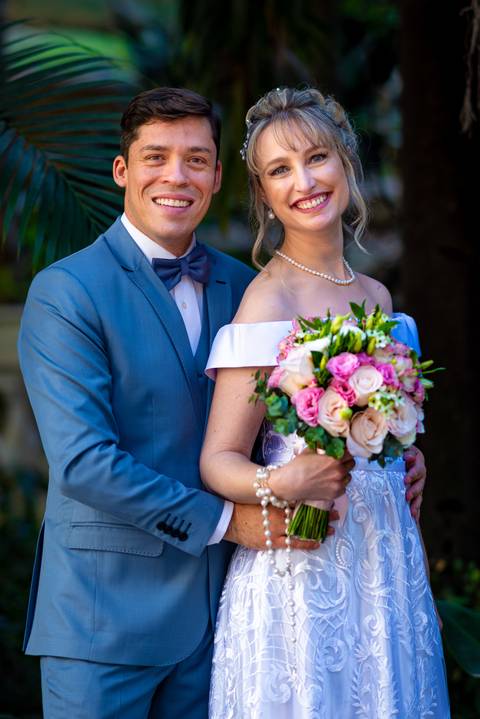 foto dos noivos posando com o buquê, foto casamento gruta alphaville, foto casamento alphaville, foto casamento barueri'