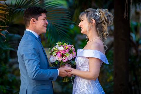 foto dos noivos se olhando com o buquê, foto casamento gruta alphaville, foto casamento alphaville, foto casamento barueri'