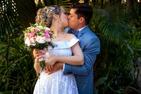 foto dos noivos se beijando e a noiva segurando o buquê, foto casamento gruta alphaville, foto casamento alphaville, foto casamento barueri'