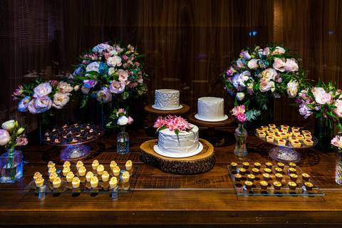 foto da mesa do bolo do casamento junto com os doces no cocobambu de alphaville, foto casamento alphaville, foto casamento barueri'