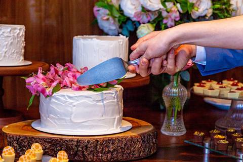 foto dos noivos cortando o bolo no cocbambu de alphaville, foto casamento alphaville, foto casamento barueri'