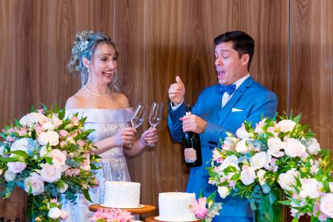 foto do noivo abrindo a champanhe na recepção no cocobambu de alphaville, foto casamento alphaville, foto casamento barueri'