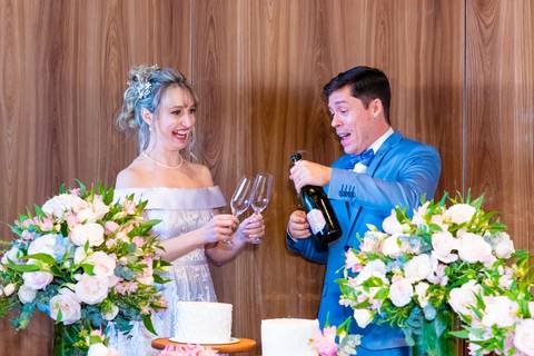 foto dos noivos colocando a champanhe nas taças no cocobambu de alphaville'