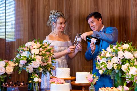 foto dos noivos colocando a champanhe nas taças no cocobambu de alphaville'