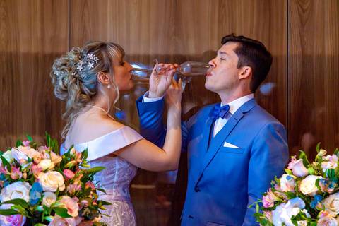 foto dos noivos bebendo champanhe no brinde dos noivos no cocobambu de alphaville, foto casamento alphaville, foto casamento barueri'