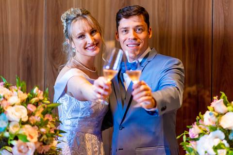 foto dos noivos brindando com champanhe na mesa do bolo do casamento, foto casamento alphaville, foto casamento barueri'