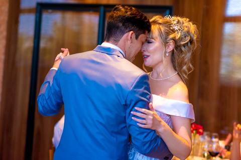 foto dos noivos dançando na recepção no cocobambu do iguatemi alphaville,  foto casamento alphaville, foto casamento barueri'