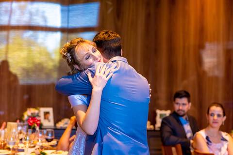 foto dos noivos se abraçando na recepção no cocobambu do shopping iguatemi de alphaville,  foto casamento alphaville, foto casamento barueri'