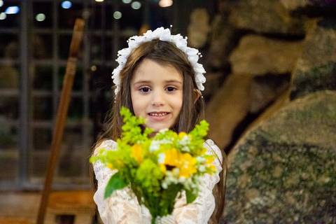 garota com o buque da noiva, casamento na gruta Alphaville, foto de casamento na gruta Alphaville'