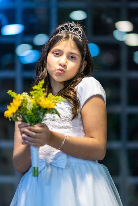 garota com o buque da noiva, casamento na gruta Alphaville, foto de casamento na gruta Alphaville'
