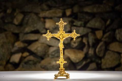 Crucifixo do altar da igreja, casamento na gruta Alphaville, foto de casamento na gruta Alphaville'