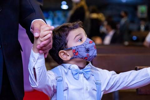 criança com máscara no casamento gruta Alphaville, casamento na gruta Alphaville, foto de casamento na gruta Alphaville'