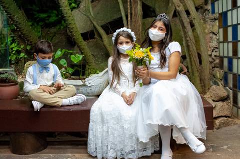 pajens do casamento na porta da igreja gruta Alphaville, casamento na gruta Alphaville, foto de casamento na gruta Alphaville'