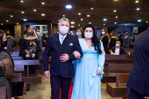 foto de padrinhos entrando na gruta alphaville, casamento na gruta Alphaville, foto de casamento na gruta Alphaville'