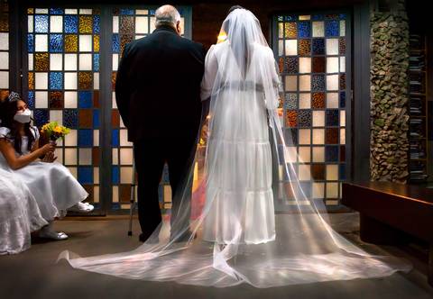 foto da noiva com o pai na porta da igreja gruta Alphaville, casamento na gruta Alphaville, foto de casamento na gruta Alphaville'