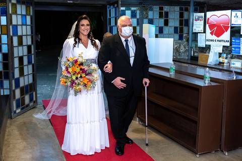 pai entrando com a noiva na igreja gruta Alphaville, casamento na gruta Alphaville, foto de casamento na gruta Alphaville'