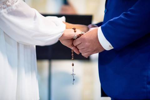noivos de mãos dadas segurando o crucifixo no casamento gruta alphaville, casamento na gruta Alphaville, foto de casamento na gruta Alphaville'