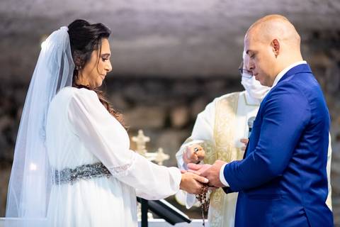 noivos de mãos dadas segurando o crucifixo no casamento gruta alphaville, casamento na gruta Alphaville, foto de casamento na gruta Alphaville'