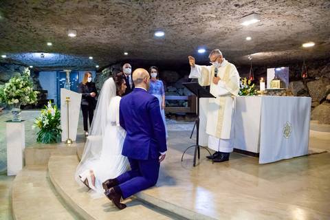 noivos sendo abençoados no casamento gruta alphaville, casamento na gruta Alphaville, foto de casamento na gruta Alphaville'