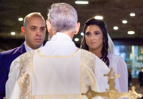 noivos sendo abençoados no casamento gruta alphaville, casamento na gruta Alphaville, foto de casamento na gruta Alphaville'