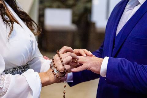 noiva colocando a aliança no noivo no casamento gruta alphaville, casamento na gruta Alphaville, foto de casamento na gruta Alphaville'