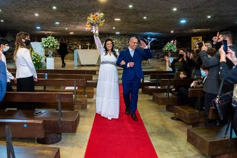 noivos saindo da igreja após o casamento gruta alphaville, casamento na gruta Alphaville, foto de casamento na gruta Alphaville'
