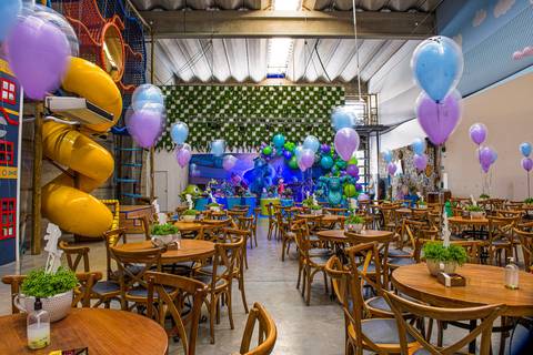 Espaço Lá Vem o Sol, foto do aniversário infantil no buffet Espaço Lá Vem o Sol Alphaville com os personagens de Monstros SA Boo Mike Sullivan, foto aniversário infantil alphaville, espaço Lá Vem o Sol Alphaville, espaço interno do buffet'
