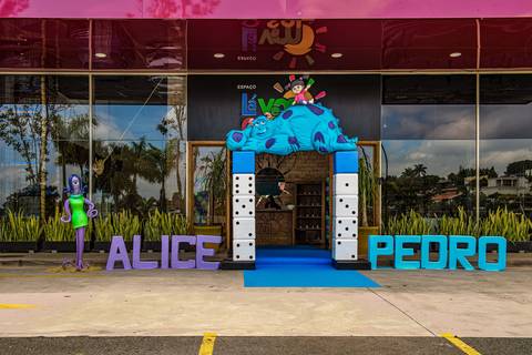 Espaço Lá Vem o Sol, foto do aniversário infantil no buffet Espaço Lá Vem o Sol Alphaville com os personagens de Monstros SA Boo Mike Sullivan, foto aniversário infantil alphaville, espaço Lá Vem o Sol Alphaville, nome da criança na frente do buffet'