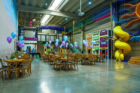 Espaço Lá Vem o Sol, foto do aniversário infantil no buffet Espaço Lá Vem o Sol Alphaville com os personagens de Monstros SA Boo Mike Sullivan, foto aniversário infantil alphaville, espaço Lá Vem o Sol Alphaville, espaço interno do buffet'