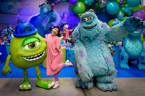 foto do aniversário infantil no buffet Espaço Lá Vem o Sol Alphaville com os personagens de Monstros SA Boo Mike Sullivan, foto aniversário infantil alphaville, espaço Lá Vem o Sol'