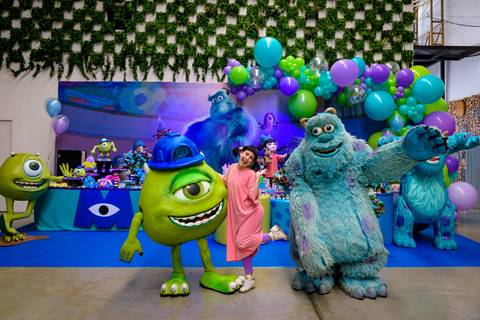 foto do aniversário infantil no buffet Espaço Lá Vem o Sol Alphaville com os personagens de Monstros SA Boo Mike Sullivan, foto aniversário infantil alphaville, espaço Lá Vem o Sol'