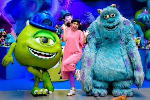 foto do aniversário infantil no buffet Espaço Lá Vem o Sol Alphaville com os personagens de Monstros SA Boo Mike Sullivan, foto aniversário infantil alphaville, espaço Lá Vem o Sol'